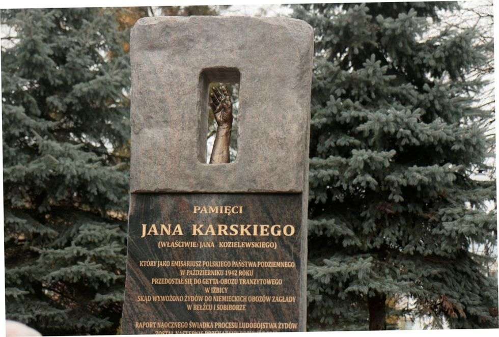  Pomnik Karskiego w Izbicy  - Autor: Biuro prasowe LUW Dawid Kostecki