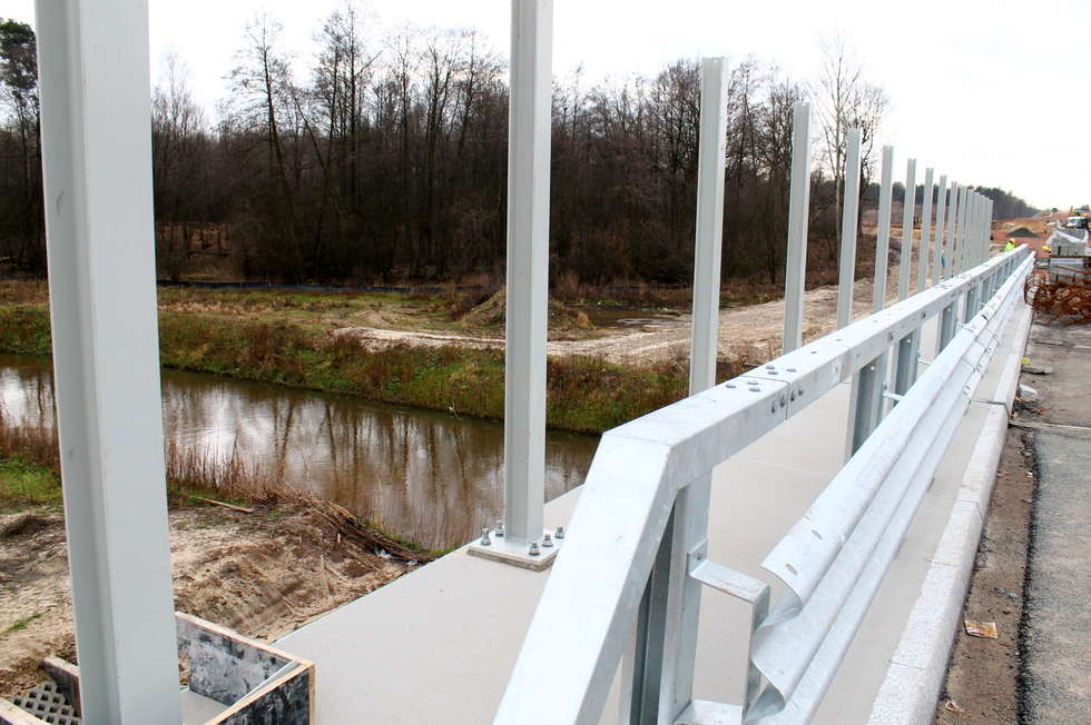  <p>Nowy most na Kur&oacute;wce czeka na ogrodzenie</p>