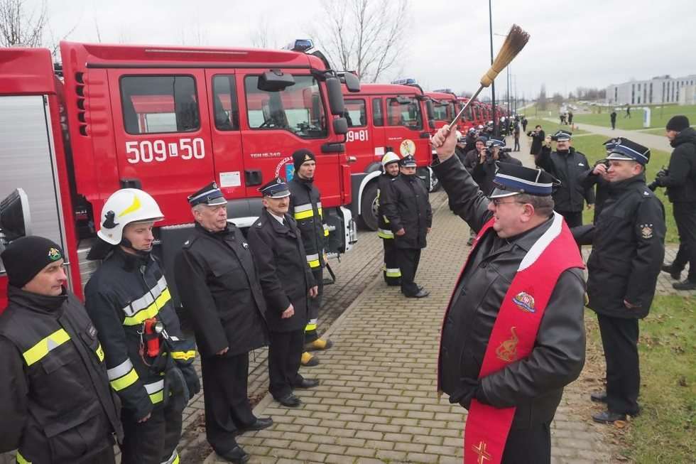  Uroczyste przekazanie samochodów dla OSP (zdjęcie 36) - Autor: Wojciech Nieśpiałowski