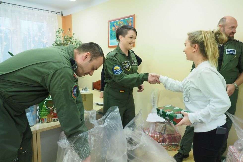  Świąteczne prezenty dla wychowanków Pogodnego Domu od żołnierzy NATO (zdjęcie 11) - Autor: Maciej Kaczanowski