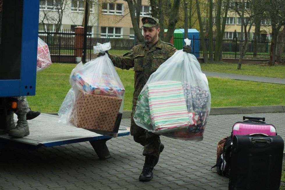  Świąteczne prezenty dla wychowanków Pogodnego Domu od żołnierzy NATO (zdjęcie 20) - Autor: Maciej Kaczanowski