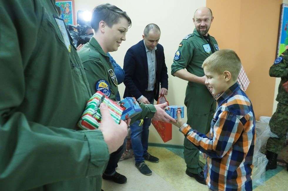  Świąteczne prezenty dla wychowanków Pogodnego Domu od żołnierzy NATO (zdjęcie 6) - Autor: Maciej Kaczanowski