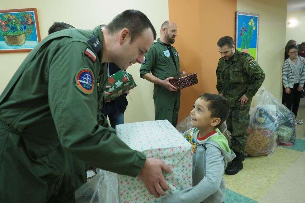  Świąteczne prezenty dla wychowanków Pogodnego Domu od żołnierzy NATO (zdjęcie 8) - Autor: Maciej Kaczanowski