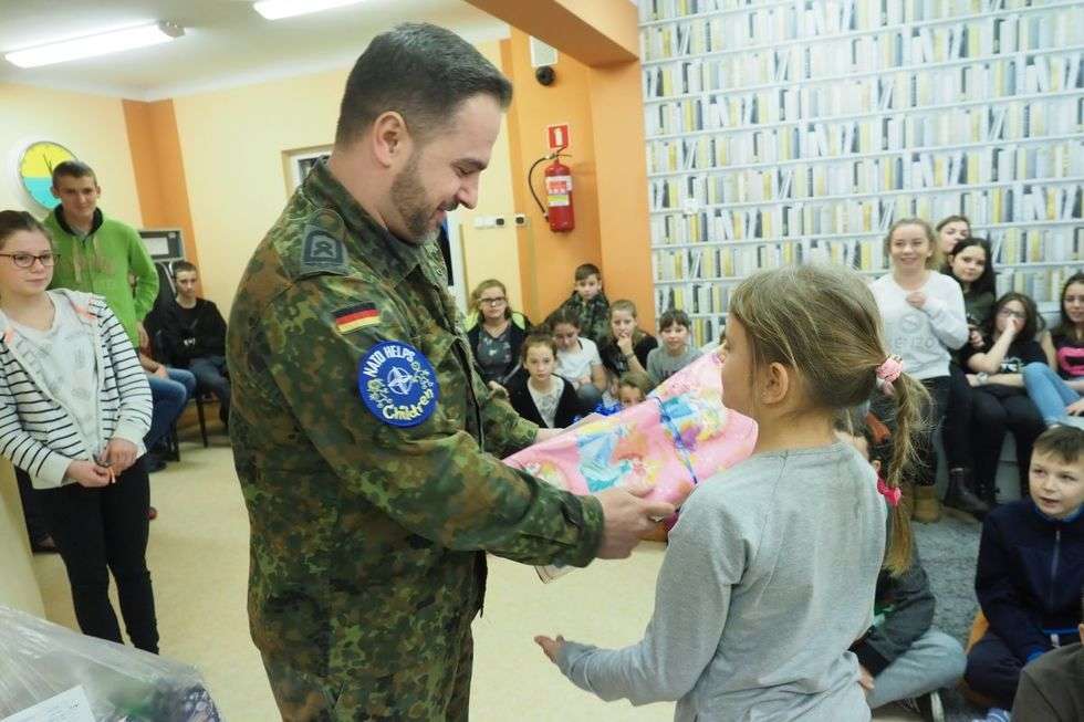  Świąteczne prezenty dla wychowanków Pogodnego Domu od żołnierzy NATO (zdjęcie 10) - Autor: Maciej Kaczanowski