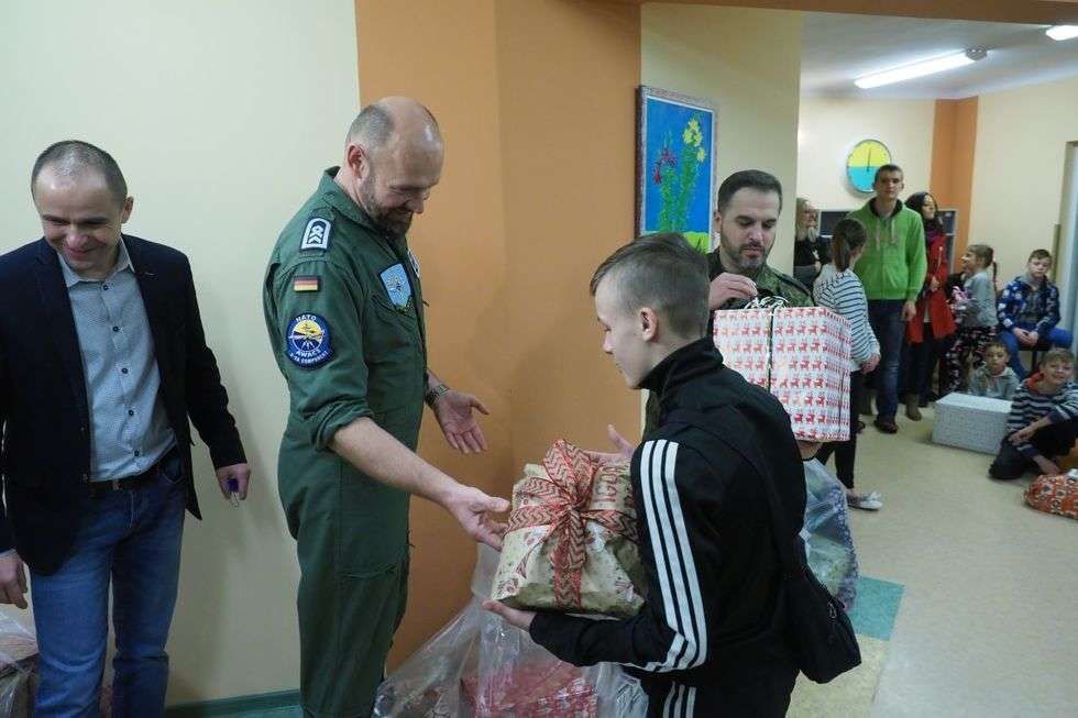  Świąteczne prezenty dla wychowanków Pogodnego Domu od żołnierzy NATO (zdjęcie 7) - Autor: Maciej Kaczanowski