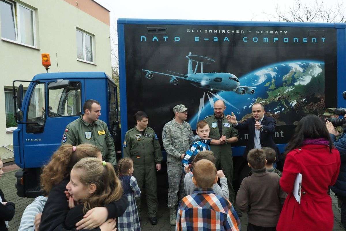 Świąteczne prezenty dla wychowanków Pogodnego Domu od żołnierzy NATO - Autor: Maciej Kaczanowski