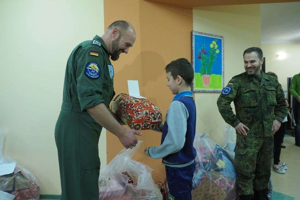  Świąteczne prezenty dla wychowanków Pogodnego Domu od żołnierzy NATO (zdjęcie 14) - Autor: Maciej Kaczanowski