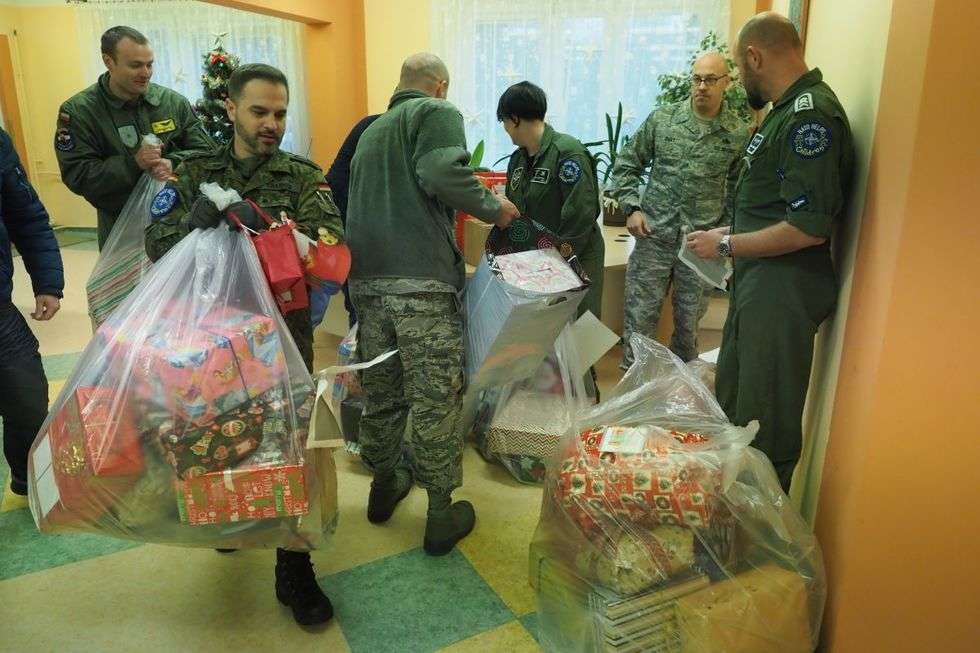  Świąteczne prezenty dla wychowanków Pogodnego Domu od żołnierzy NATO (zdjęcie 17) - Autor: Maciej Kaczanowski