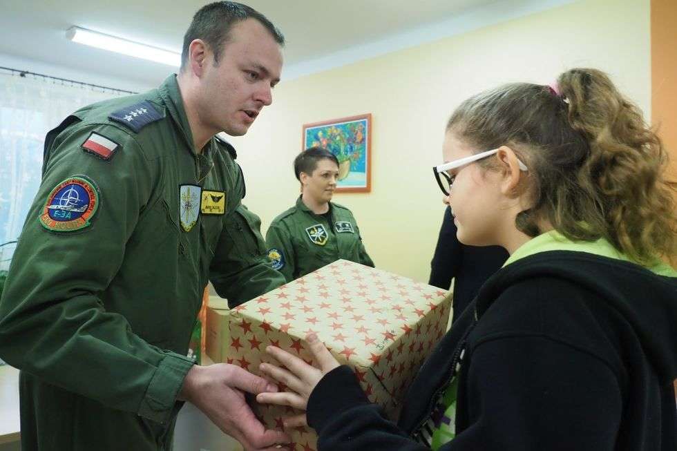  Świąteczne prezenty dla wychowanków Pogodnego Domu od żołnierzy NATO (zdjęcie 12) - Autor: Maciej Kaczanowski