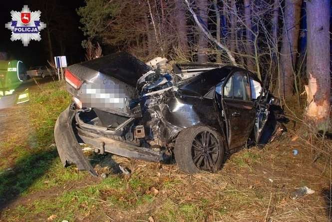 Wypadek w m. Olszewnica. Samochód rozbity na drzewie - Autor: Policja