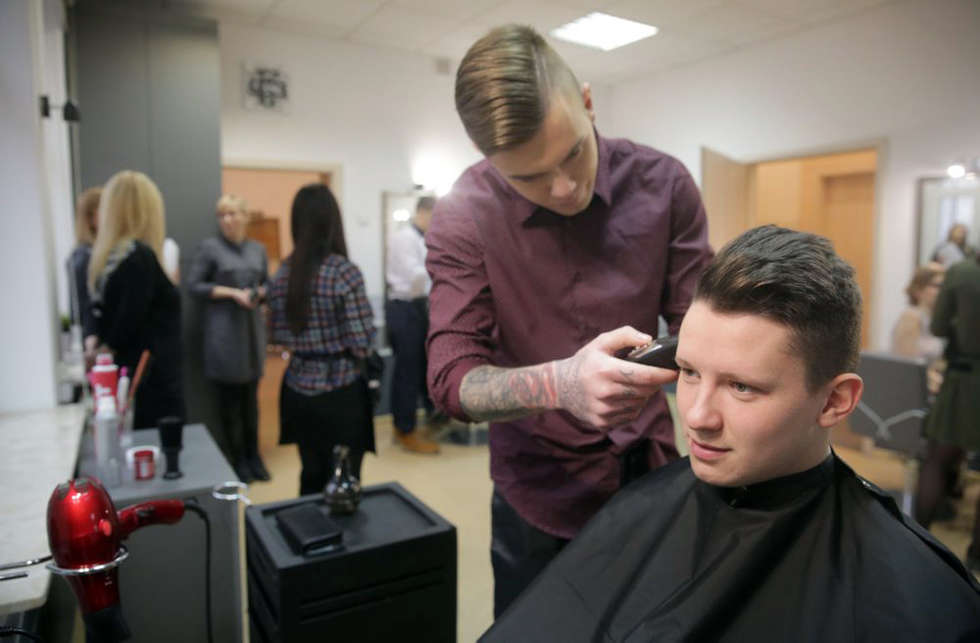  Przygotowania do pokazu fryzjerskiego w ZDZ (zdjęcie 7) - Autor: Wojciech Nieśpiałowski