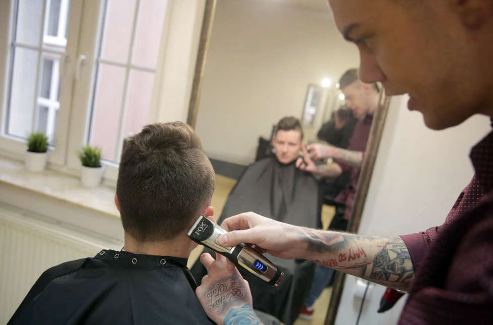  Przygotowania do pokazu fryzjerskiego w ZDZ (zdjęcie 3) - Autor: Wojciech Nieśpiałowski