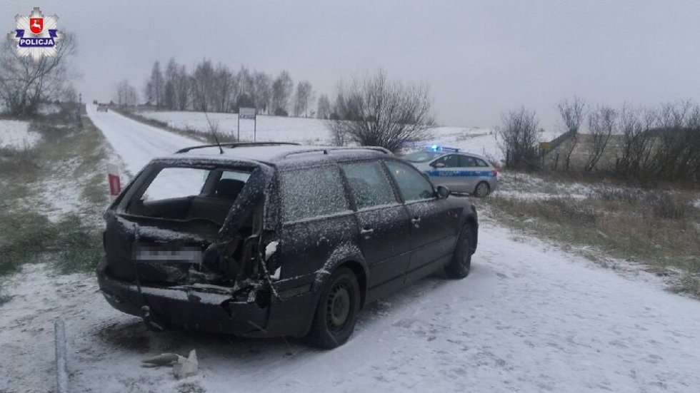  Wypadek na przejeździe kolejowym w Pałecznicy (zdjęcie 1) - Autor: Policja
