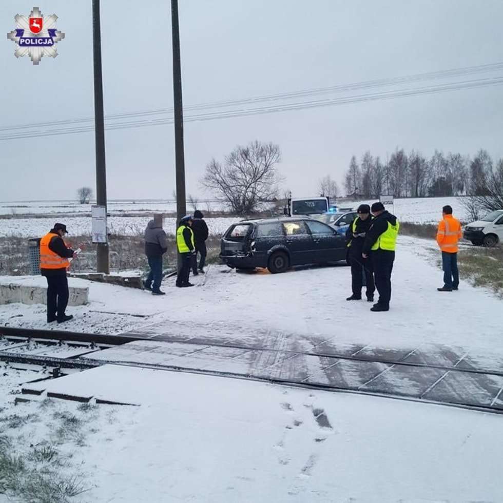  Wypadek na przejeździe kolejowym w Pałecznicy  - Autor: Policja