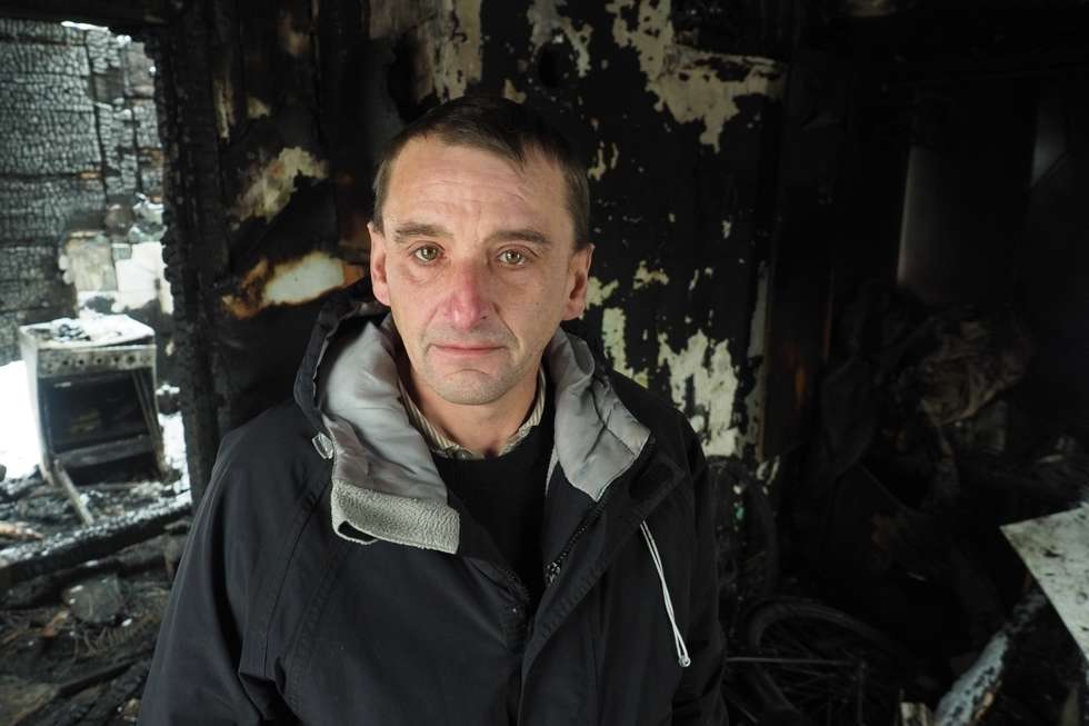  Piotr Pitek stracił dom i brata w pożarze (zdjęcie 1) - Autor: Maciej Kaczanowski