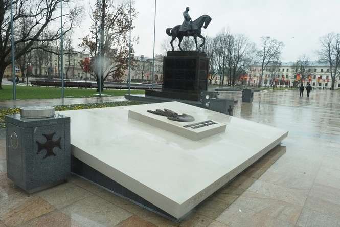 Nowy pomnik Nieznanego Żołnierza na pl. Litewskim - Autor: Maciej Kaczanowski