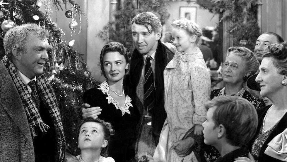  <p><strong>To wspaniałe życie, reż. Frank Capra, 1946 r.</strong><br /><br />Świąteczną porą warto też sięgnąć po klasykę. Jednym ze znakomitych przykład&oacute;w bożonarodzeniowego kina rodem ze Złotej Ery Hollywood, jest &bdquo;To wspaniałe życie&rdquo; Franka Capry. George Bailey czuje się niepotrzebny i postanawia popełnić samob&oacute;jstwo. Ratuje go anioł str&oacute;ż, kt&oacute;ry pokazuje mu, jak świat by wyglądał bez niego. Nagrodzona Złotym Globem produkcja to nie starzejąca się opowieść o miłości. W rolach gł&oacute;wnych występują James Stewart i Lionek Barrymore.</p>