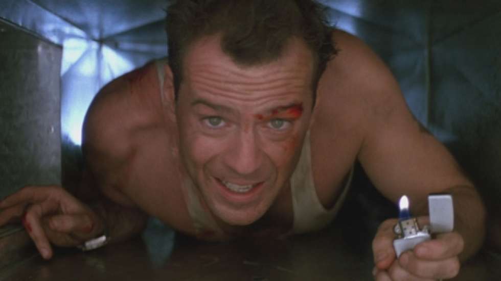  <p><strong>Szklana Pułapka, reż. John McTiernan, 1988 r.</strong><br /><br />Niekt&oacute;rzy nie mogą wyobrazić sobie filmowych Świąt Bożego Narodzenia bez Kevina, inni bez nieśmiertelnego Johna McClane&rsquo;a. &bdquo;Szklana Pułapka&rdquo; to jeden z największych hit&oacute;w kina sensacyjnego, w kt&oacute;rym nieustraszony Bruce Willis stawia czoła grupie terroryst&oacute;w okupujących korporacyjny wieżowiec. To męska rozrywka w najczystszej postaci.</p>