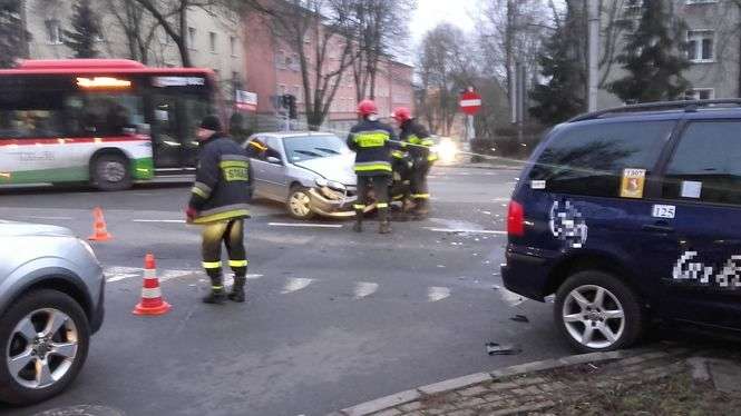 Zderzenie dwóch aut na Al. Racławickich 