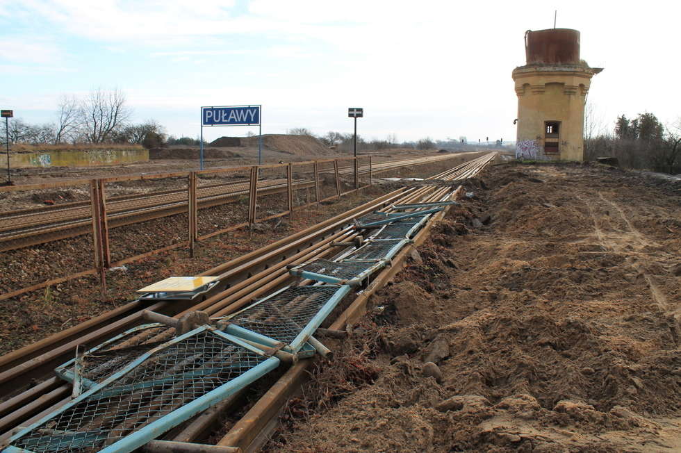  Trwa remont stacji kolejowej w Puławach  - Autor: Radosław Szczęch