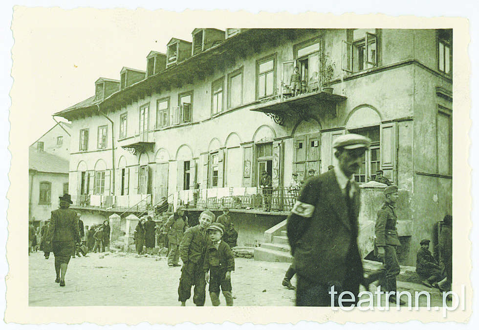  <p>Wojenne zdjęcia Lublina. Przechodnie na ulicy Szerokiej w obiektywie niemieckiego żołnierza</p>