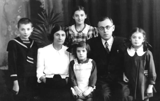 <p>Maria i Remigiusz Moszyńscy z dziećmi: Leszkiem, Kaliną, Basią i Lidką. Lublin 1938</p>
<p>&nbsp;</p>
