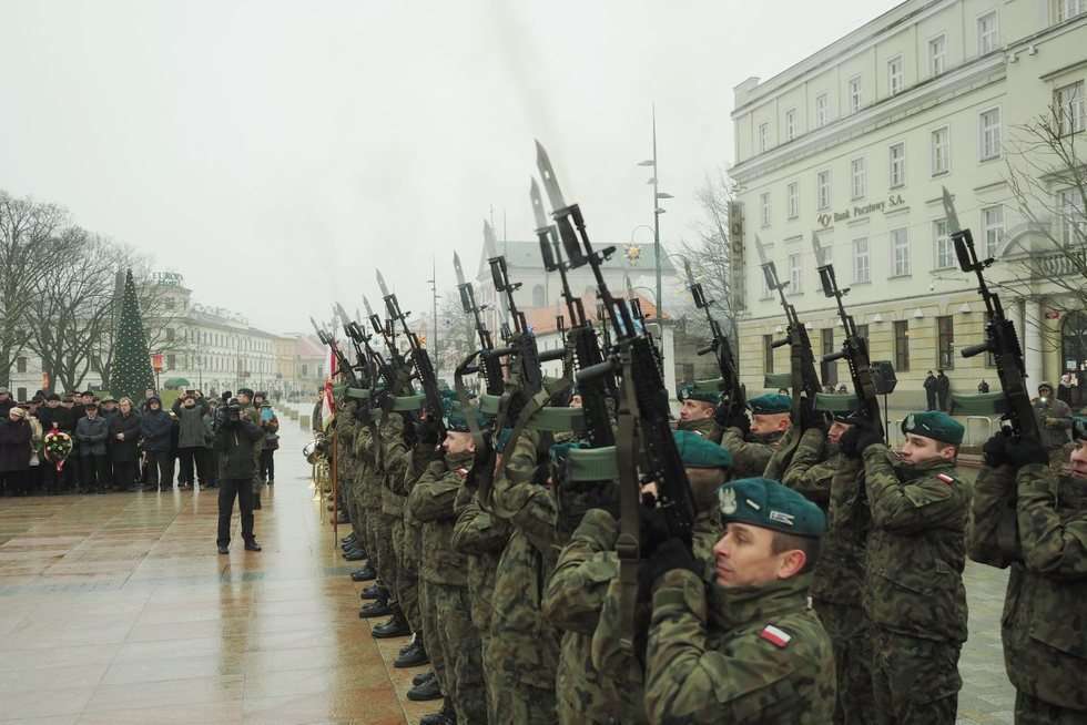  Uroczystości odsłonięcia Pomnika Nieznanego Żołnierza w Lublinie (zdjęcie 11) - Autor: Maciej Kaczanowski