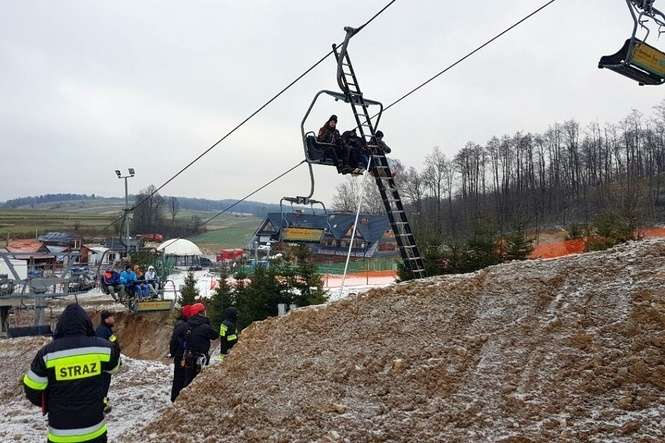 Próbna ewakuacja narciarzy z wyciągu w Chrzanowie