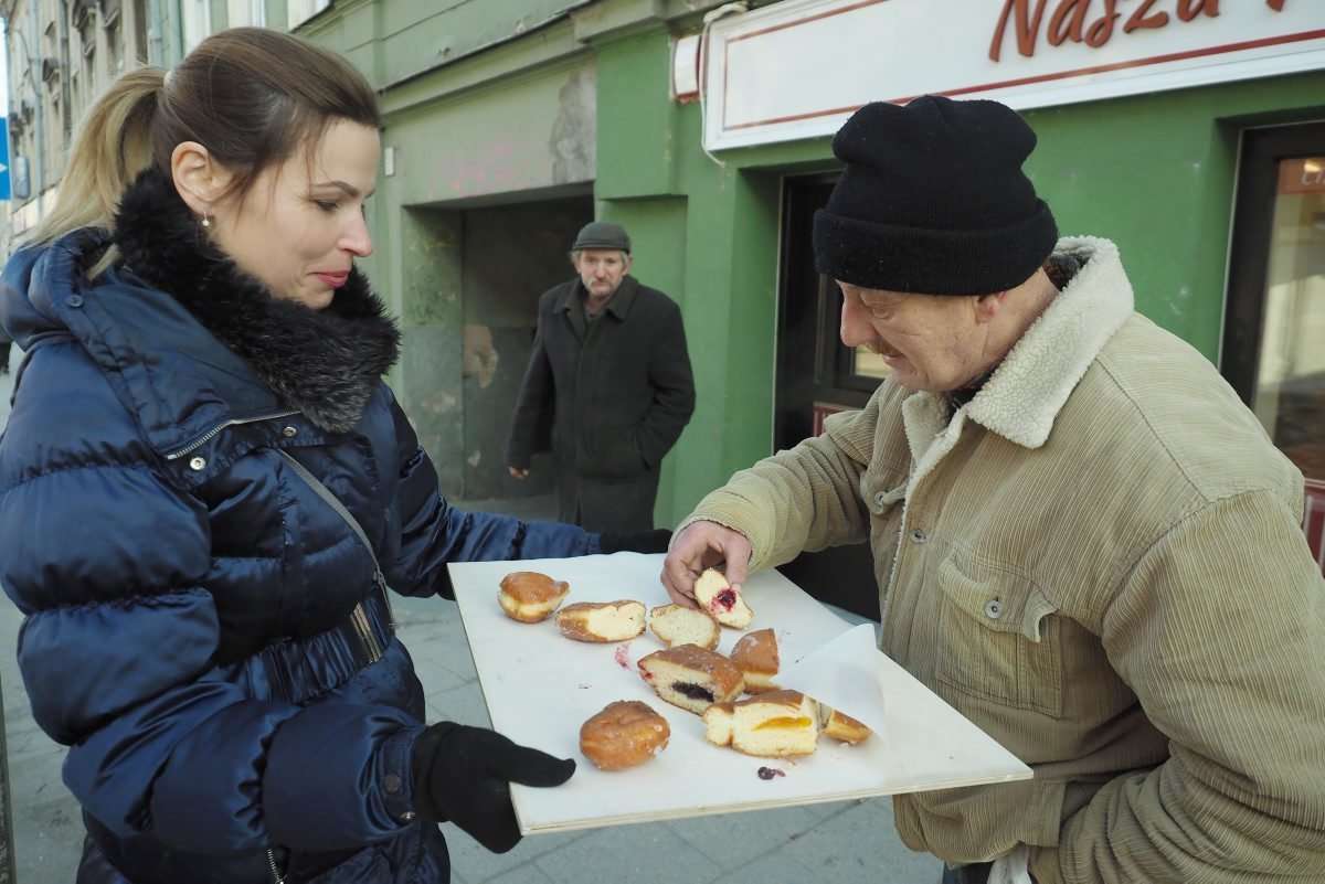 Nasza pączkarnia częstuje przechodniów pączkami