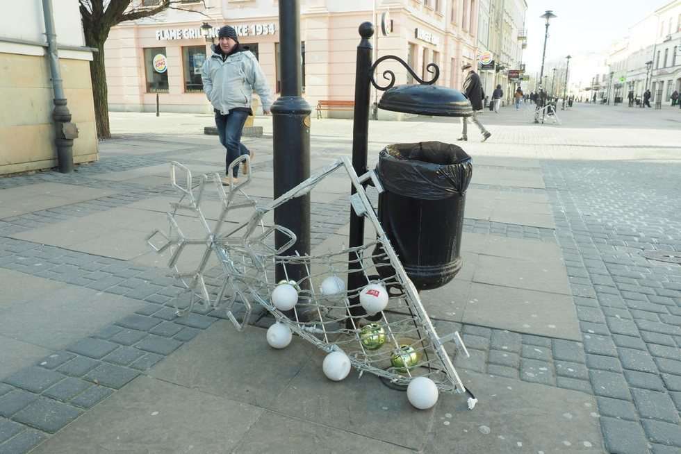  Rozbiórka szopki i demontaż dekoracji świątecznej na deptaku (zdjęcie 9) - Autor: Maciej Kaczanowski