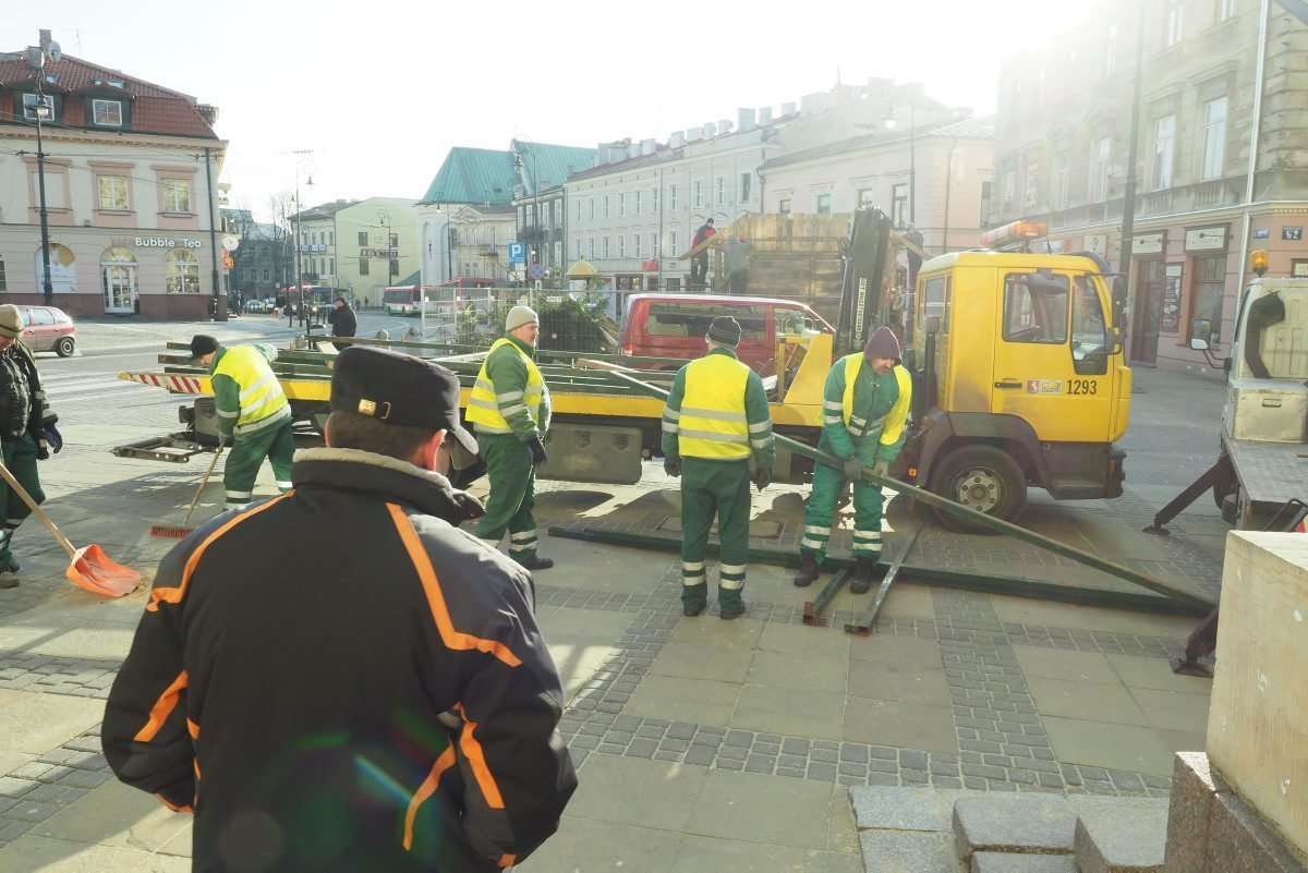 Rozbiórka szopki i demontaż dekoracji świątecznej na deptaku