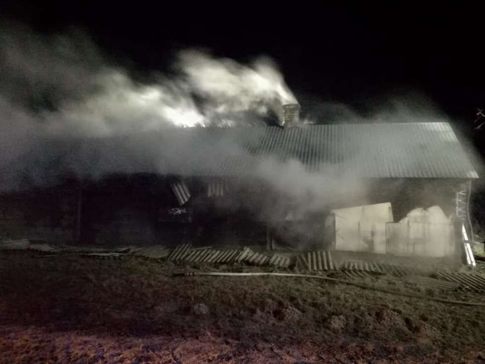  Pożar drewnianego domu  (zdjęcie 2) - Autor: OSP Chotyłów 