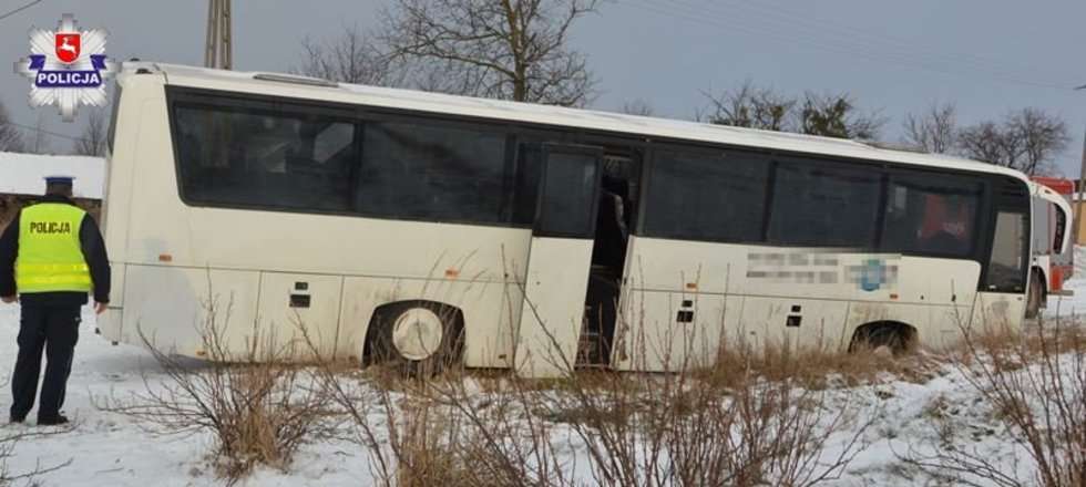  Majdan Górny: Zderzenie autokaru i samochodu (zdjęcie 1) - Autor: Policja