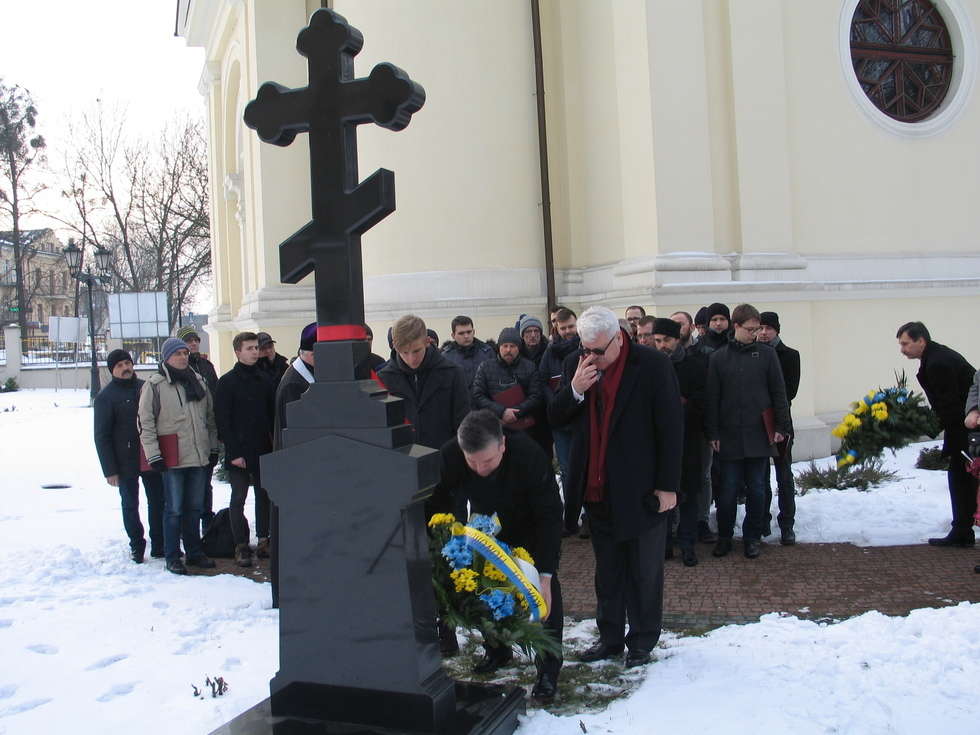  <p>Uczestnicy uroczystości przy krzyżu poświęconym Mychajle Hruszewskiemu, pierwszemu prezydentowi Ukraińskiej Republiki Ludowej</p>