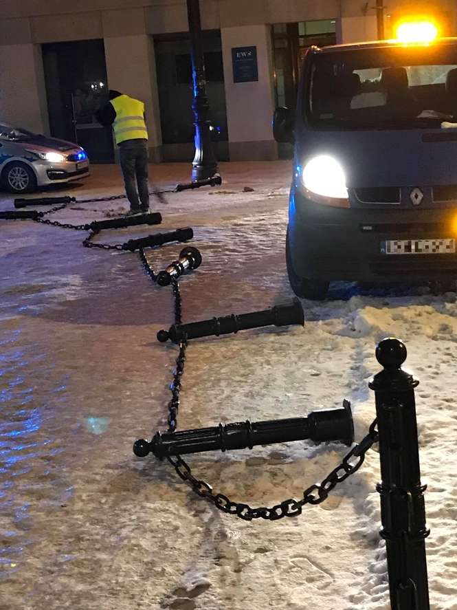 Samochód uszkodził słupki na pl. Litewskim w Lublinie - Autor: Witold Michalak