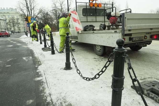 Montaż słupków przy placu Litewskim