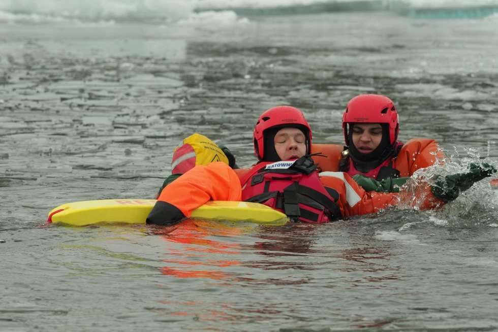  Ćwiczeniach strażaków z ratownictwa lodowego na jeziorze Białka  (zdjęcie 18) - Autor: Maciej Kaczanowski