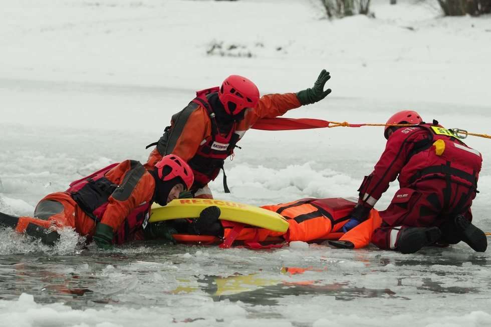 Ćwiczeniach strażaków z ratownictwa lodowego na jeziorze Białka  (zdjęcie 9) - Autor: Maciej Kaczanowski