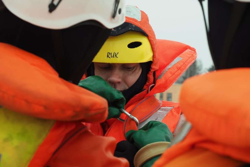  Ćwiczeniach strażaków z ratownictwa lodowego na jeziorze Białka  (zdjęcie 23) - Autor: Maciej Kaczanowski