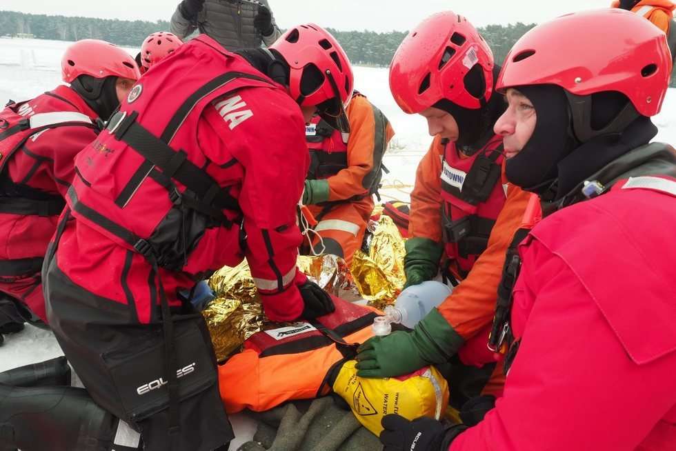  Ćwiczeniach strażaków z ratownictwa lodowego na jeziorze Białka   - Autor: Maciej Kaczanowski