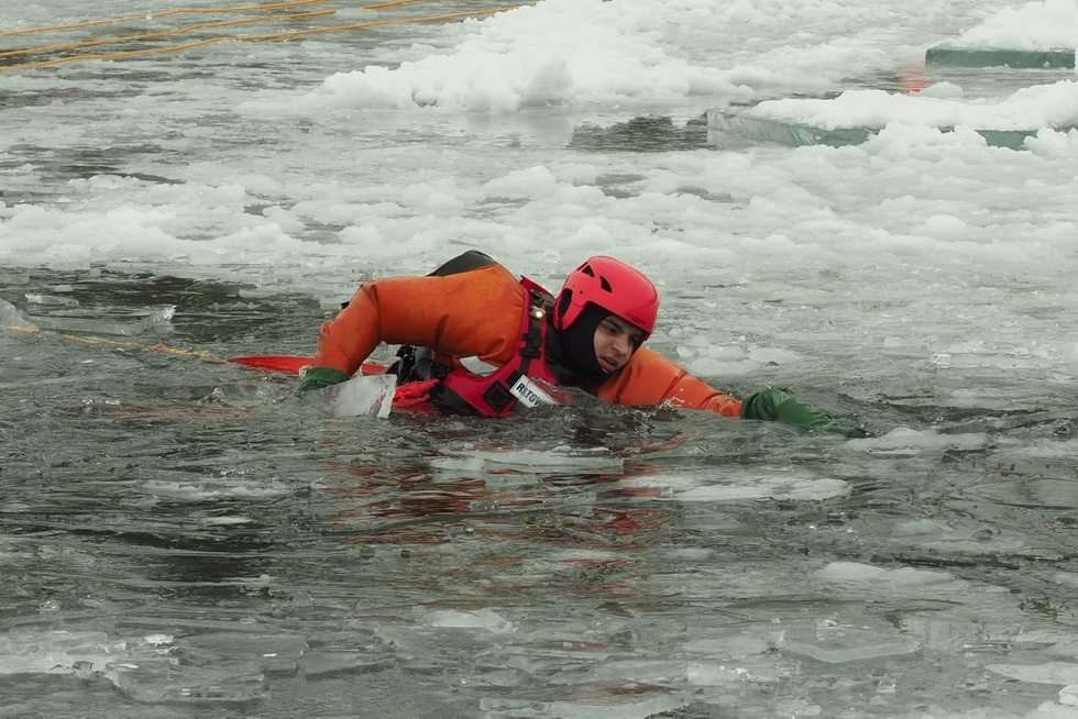  Ćwiczeniach strażaków z ratownictwa lodowego na jeziorze Białka  (zdjęcie 20) - Autor: Maciej Kaczanowski