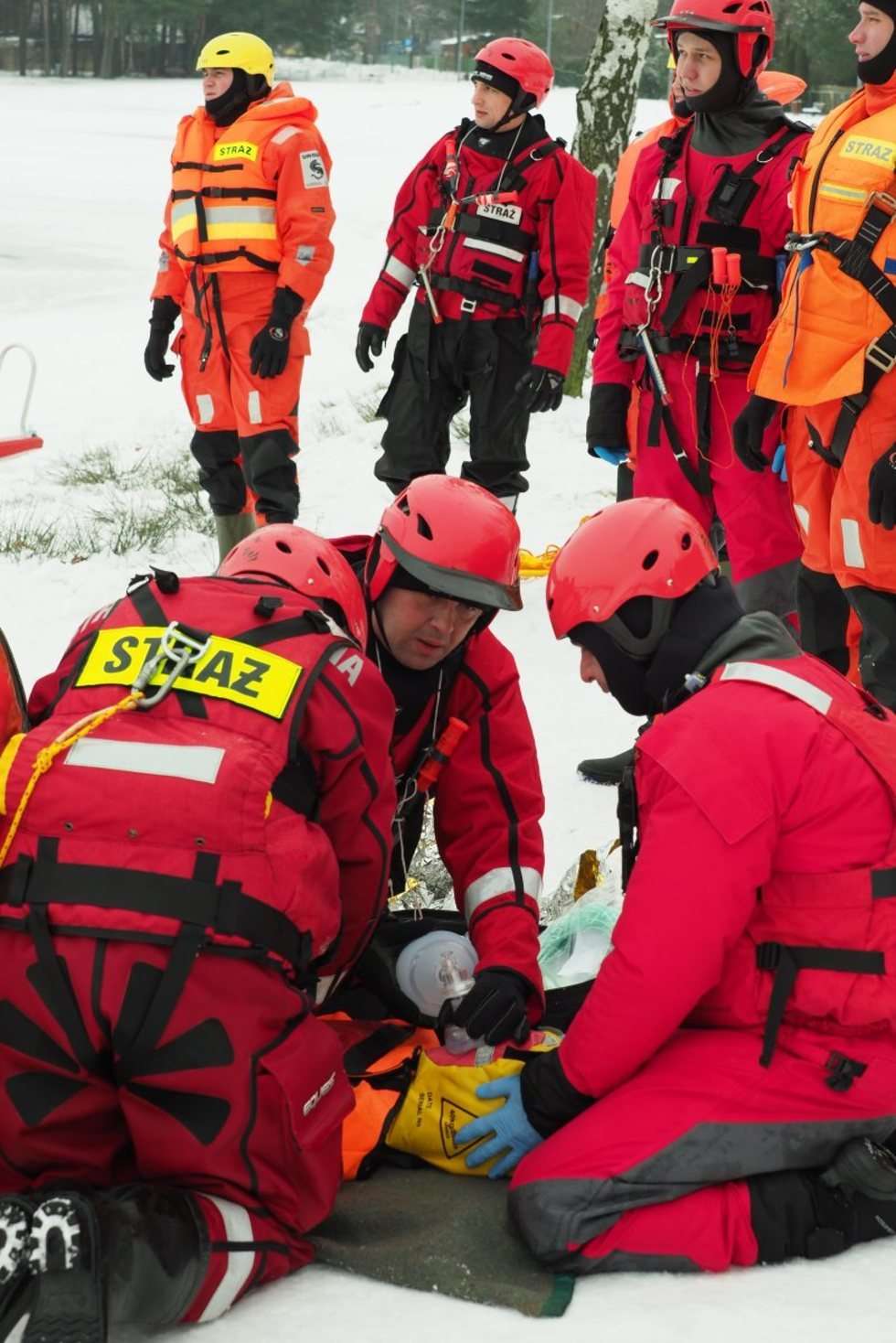  Ćwiczeniach strażaków z ratownictwa lodowego na jeziorze Białka  (zdjęcie 13) - Autor: Maciej Kaczanowski