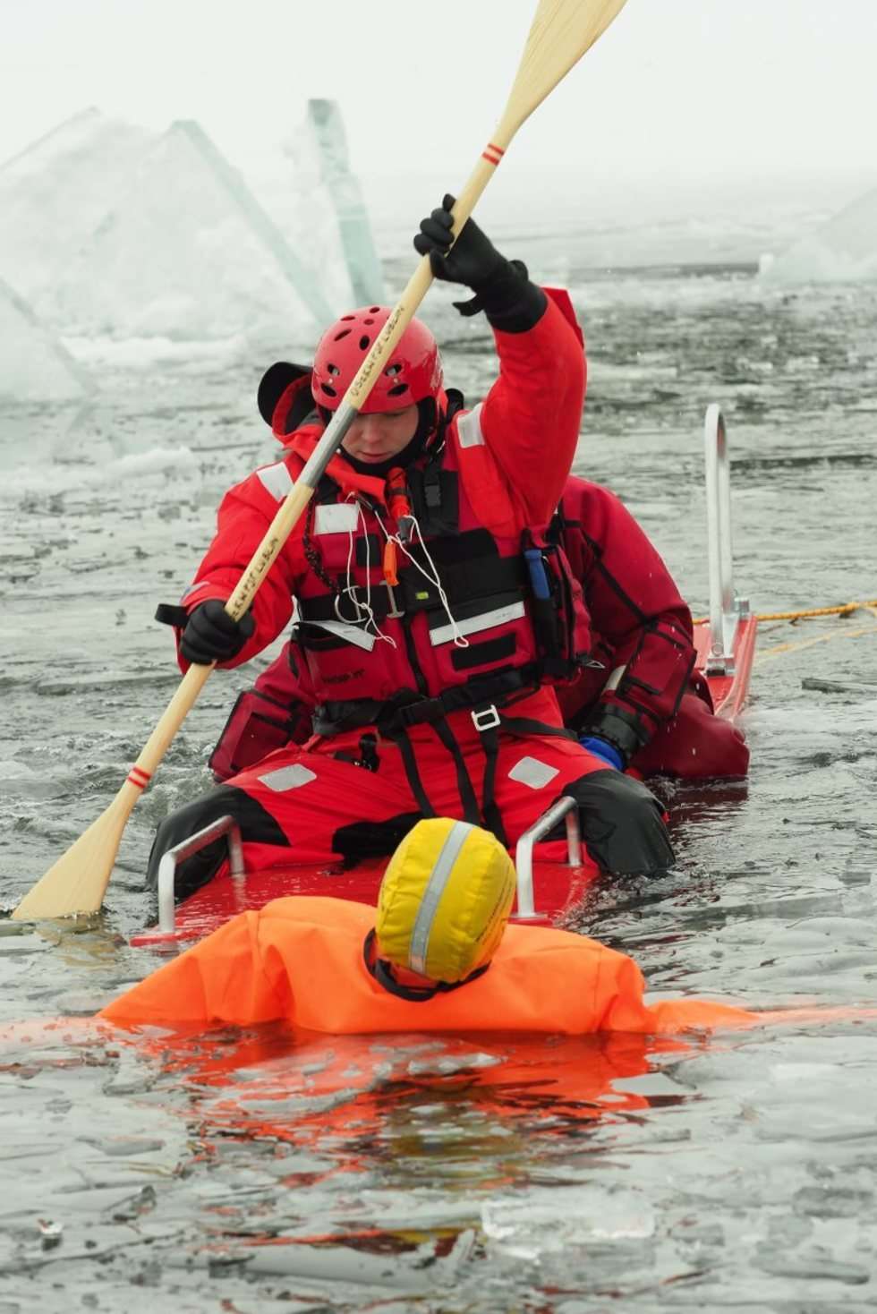  Ćwiczeniach strażaków z ratownictwa lodowego na jeziorze Białka  (zdjęcie 5) - Autor: Maciej Kaczanowski
