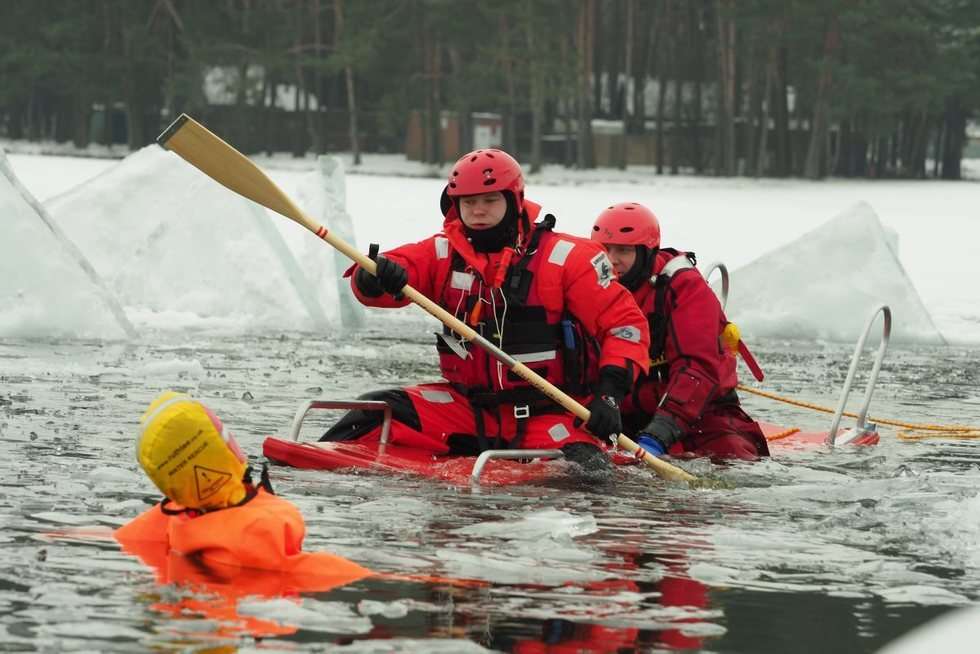 Ćwiczeniach strażaków z ratownictwa lodowego na jeziorze Białka  (zdjęcie 12) - Autor: Maciej Kaczanowski
