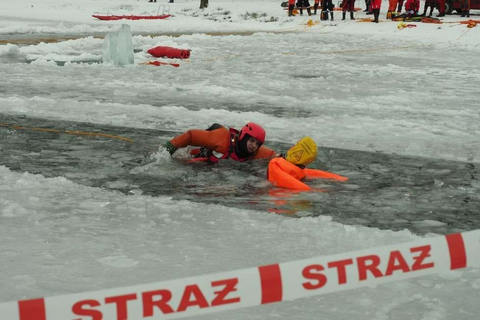  Ćwiczeniach strażaków z ratownictwa lodowego na jeziorze Białka  (zdjęcie 19) - Autor: Maciej Kaczanowski