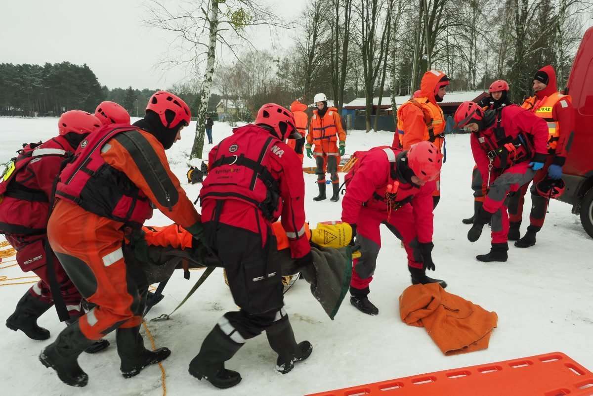 Ćwiczeniach strażaków z ratownictwa lodowego na jeziorze Białka 