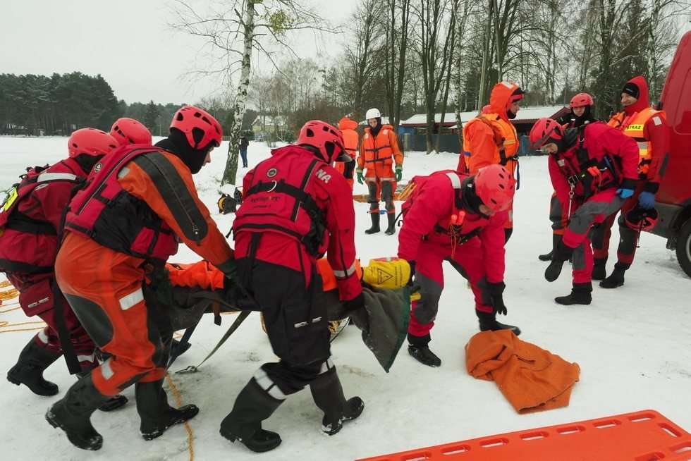  Ćwiczeniach strażaków z ratownictwa lodowego na jeziorze Białka  (zdjęcie 2) - Autor: Maciej Kaczanowski