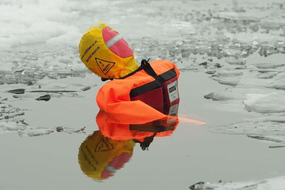 Ćwiczeniach strażaków z ratownictwa lodowego na jeziorze Białka  (zdjęcie 11) - Autor: Maciej Kaczanowski