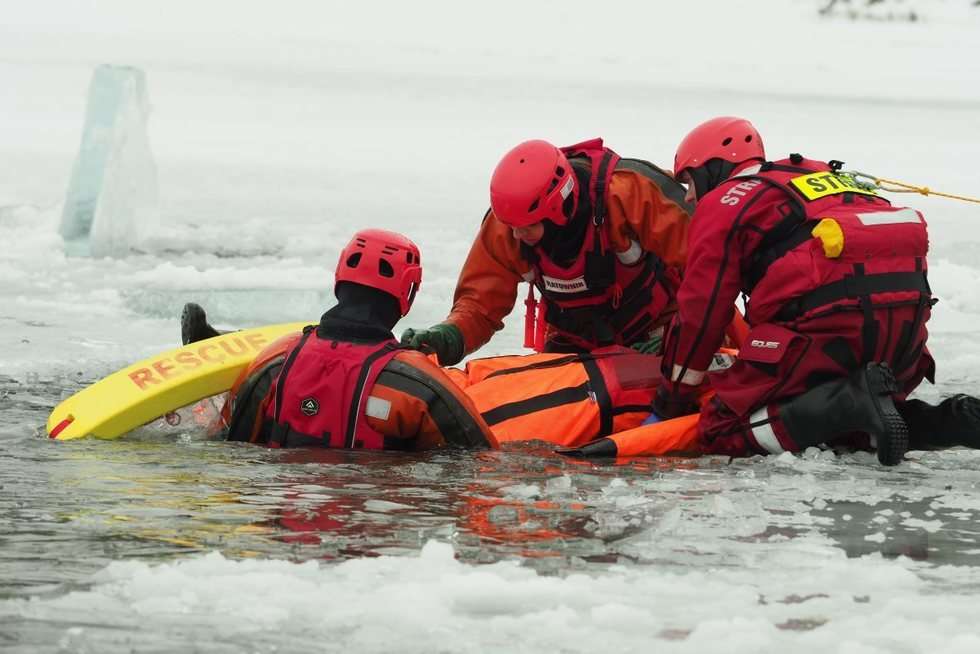  Ćwiczeniach strażaków z ratownictwa lodowego na jeziorze Białka  (zdjęcie 14) - Autor: Maciej Kaczanowski