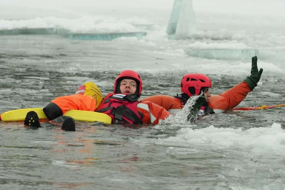  Ćwiczeniach strażaków z ratownictwa lodowego na jeziorze Białka  (zdjęcie 16) - Autor: Maciej Kaczanowski